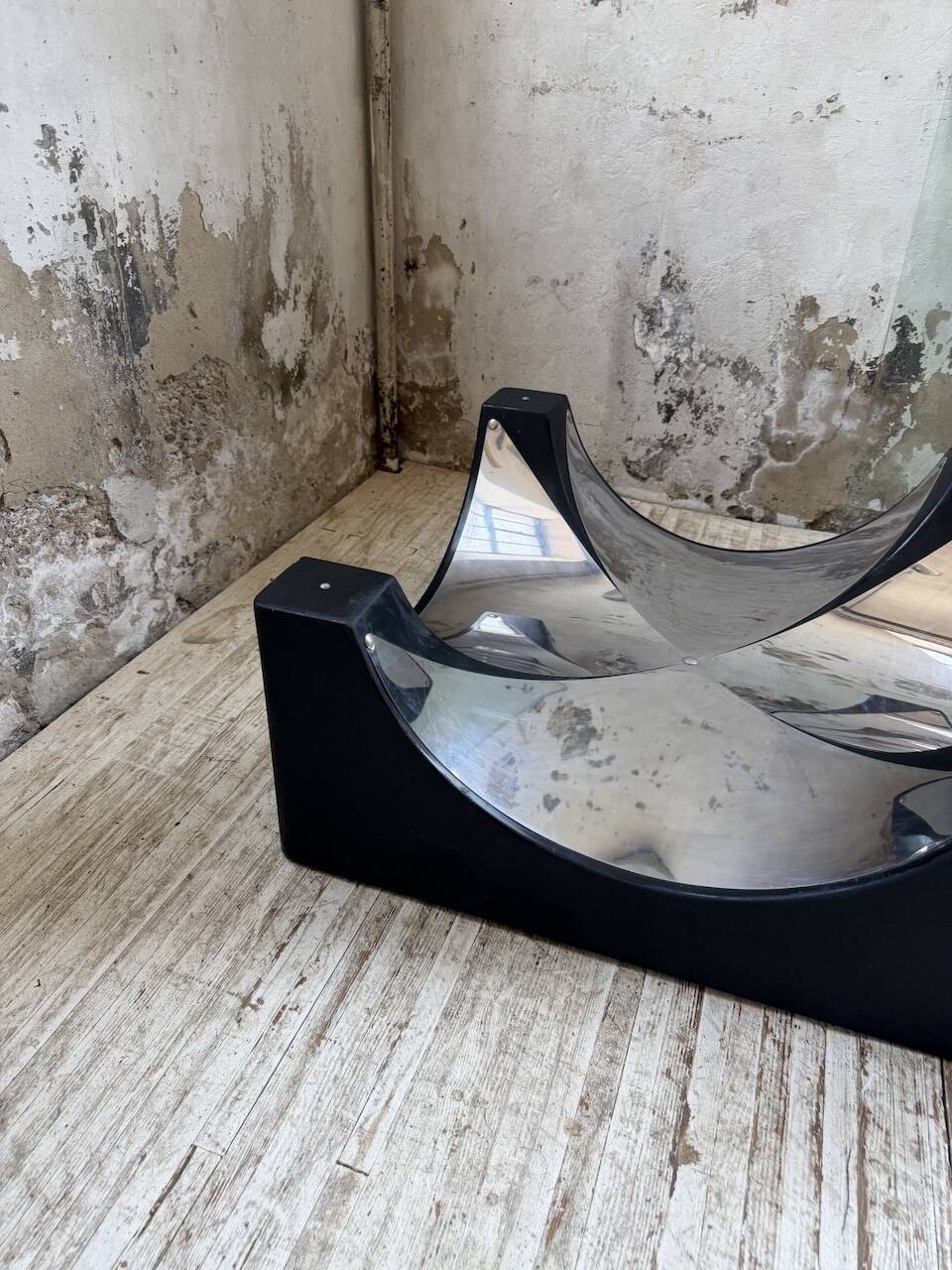 Table basse socle moulé et chrome, années 70