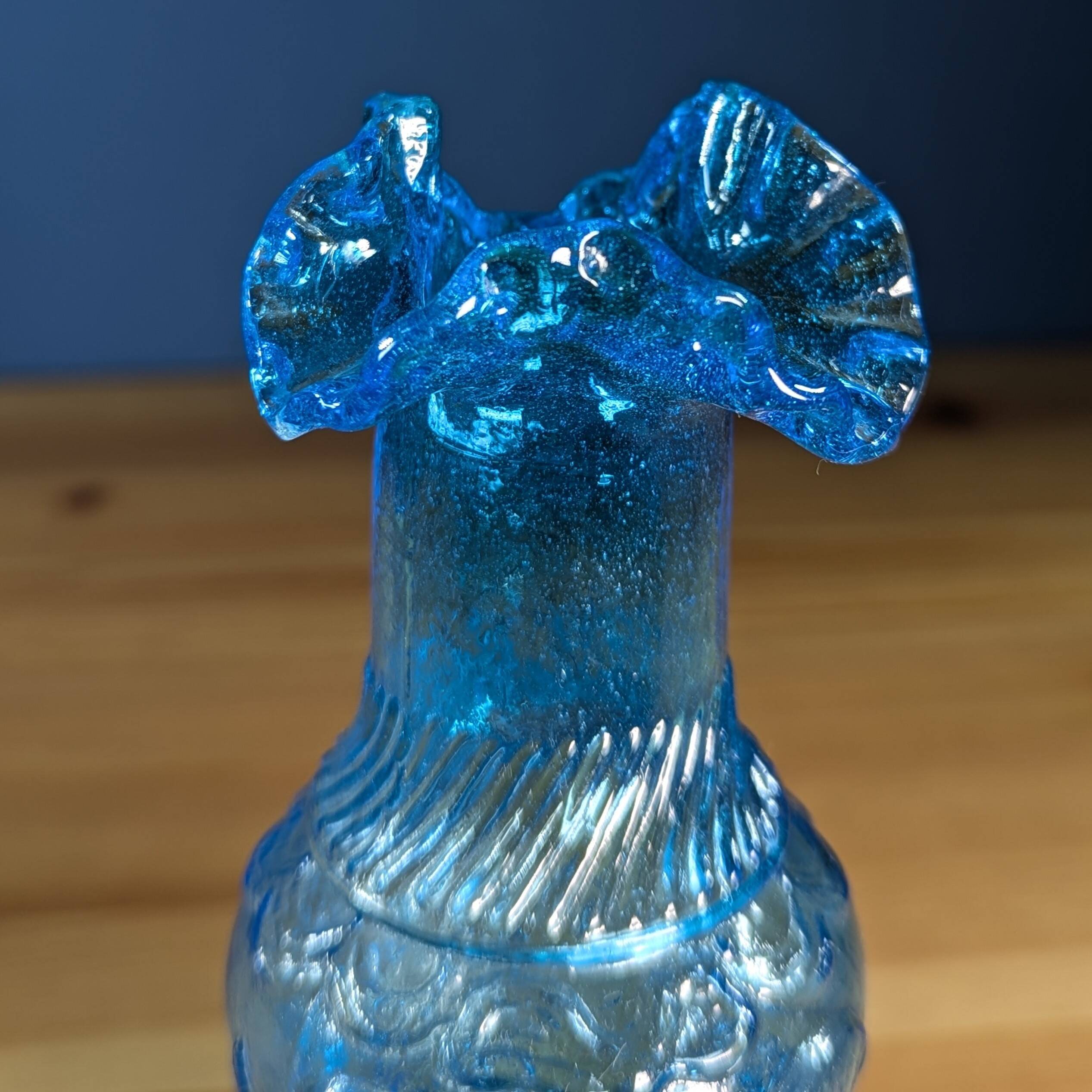 Petit vase Empoli en verre bleu à décor de branches et fruits en relief 16c