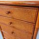 Commode chiffonnier semainier vintage en rotin, bois et cannage