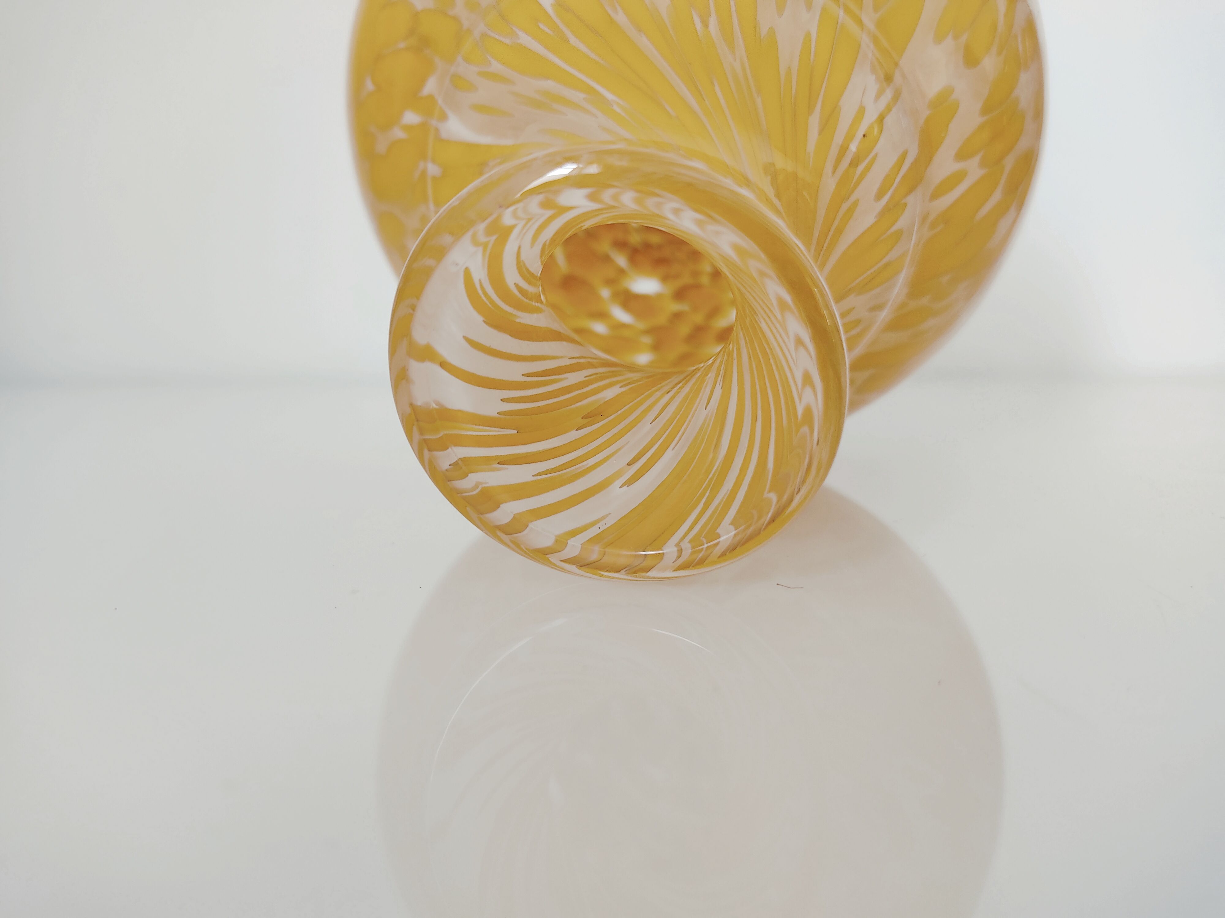 Verrerie vase orange moucheté