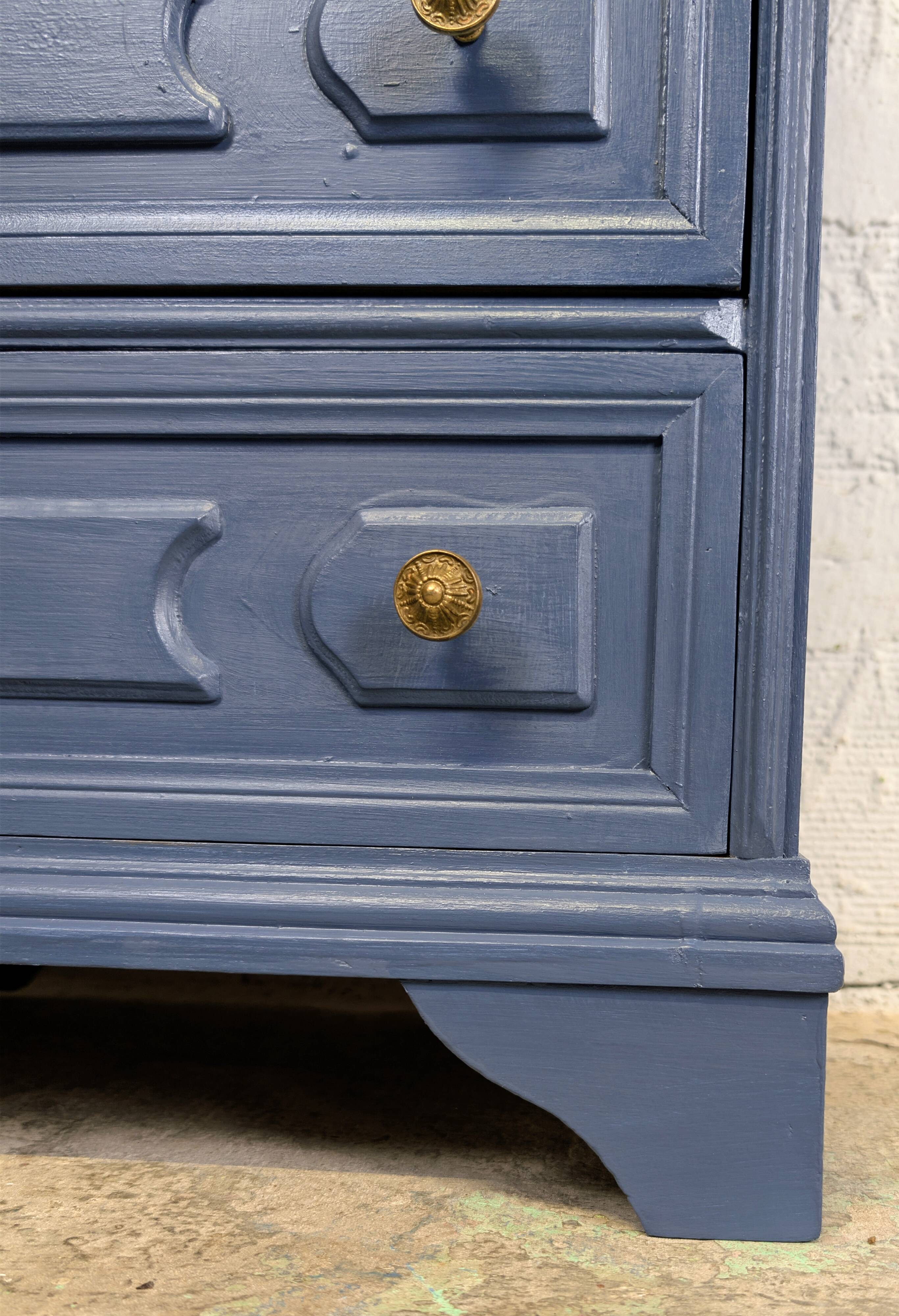 Small chest of drawers - 3 carved drawers