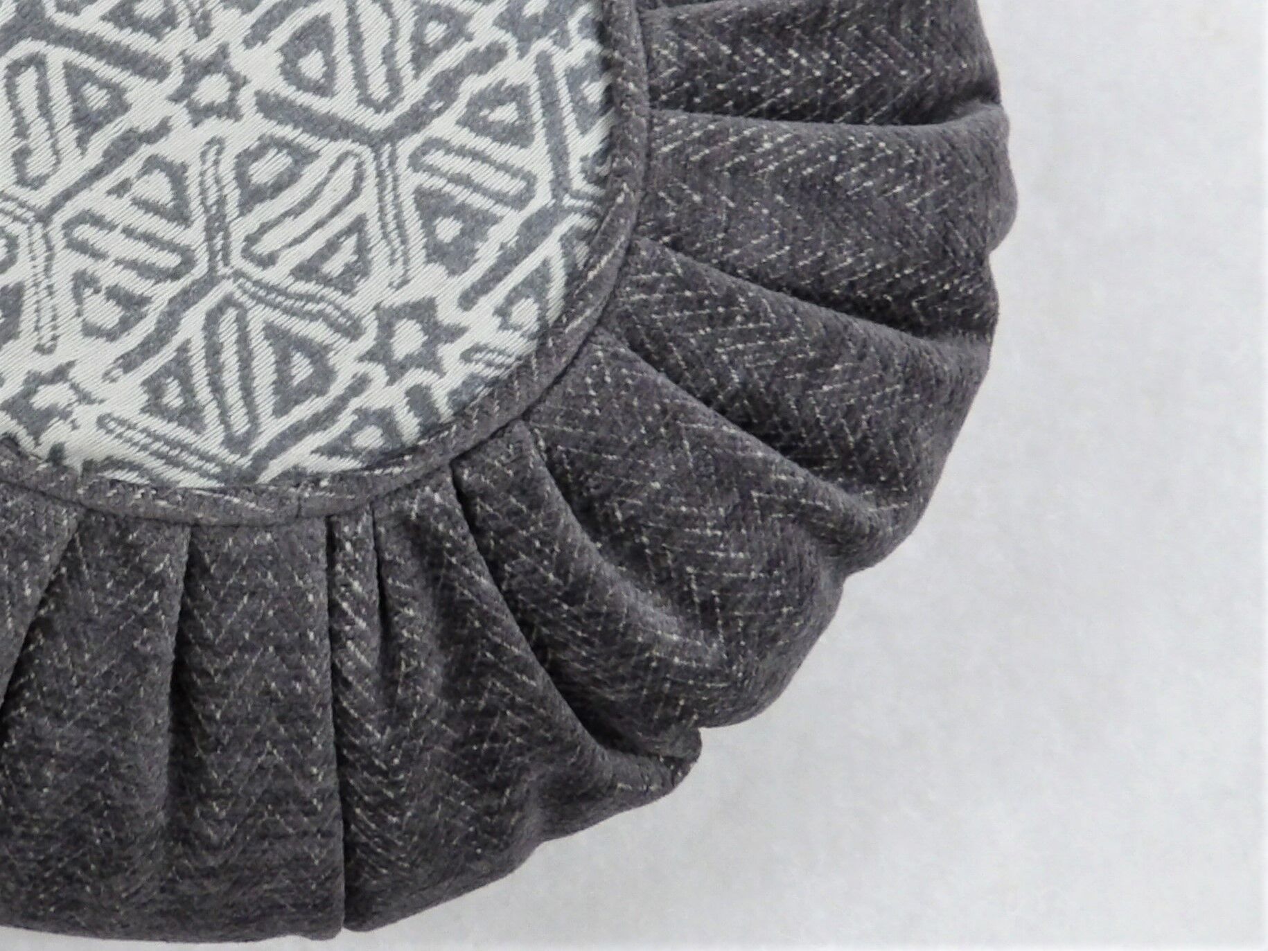 Coussin à fronces gris