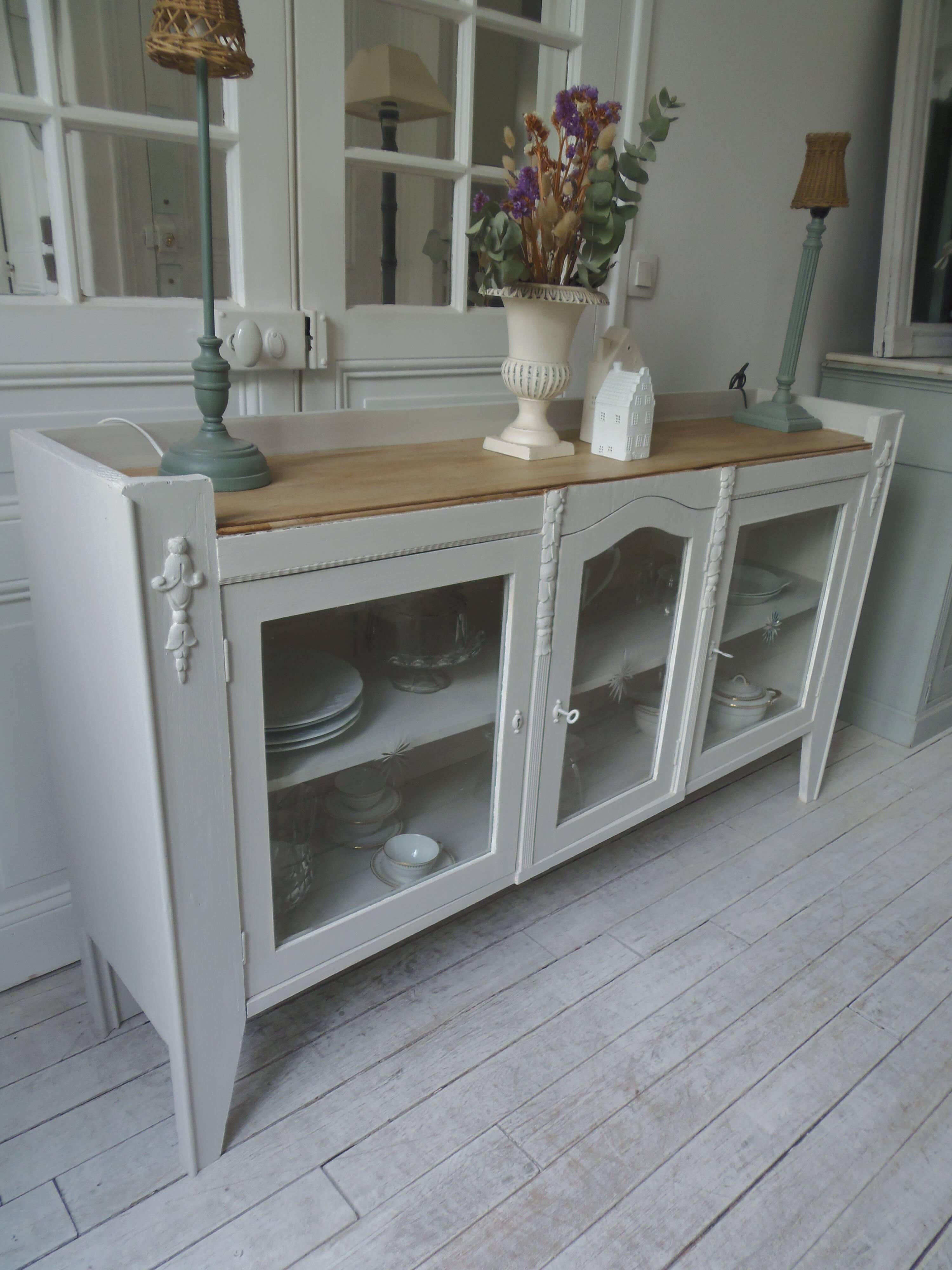 Vitrine, console vintage réenchantée en gris perle, plateau bois.
