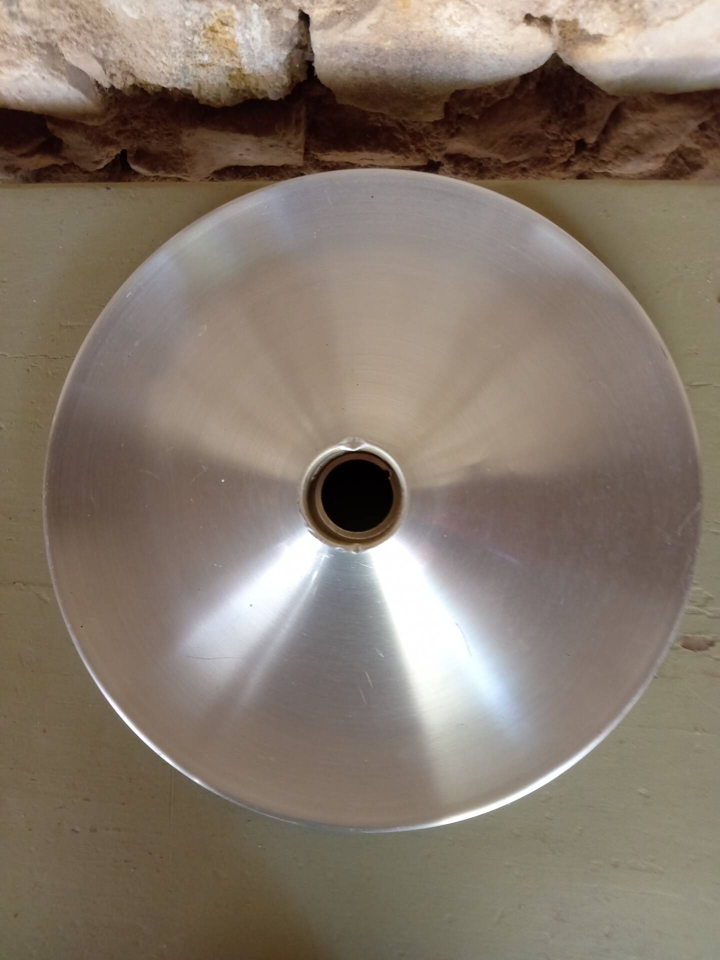 Wall-mounted disc light