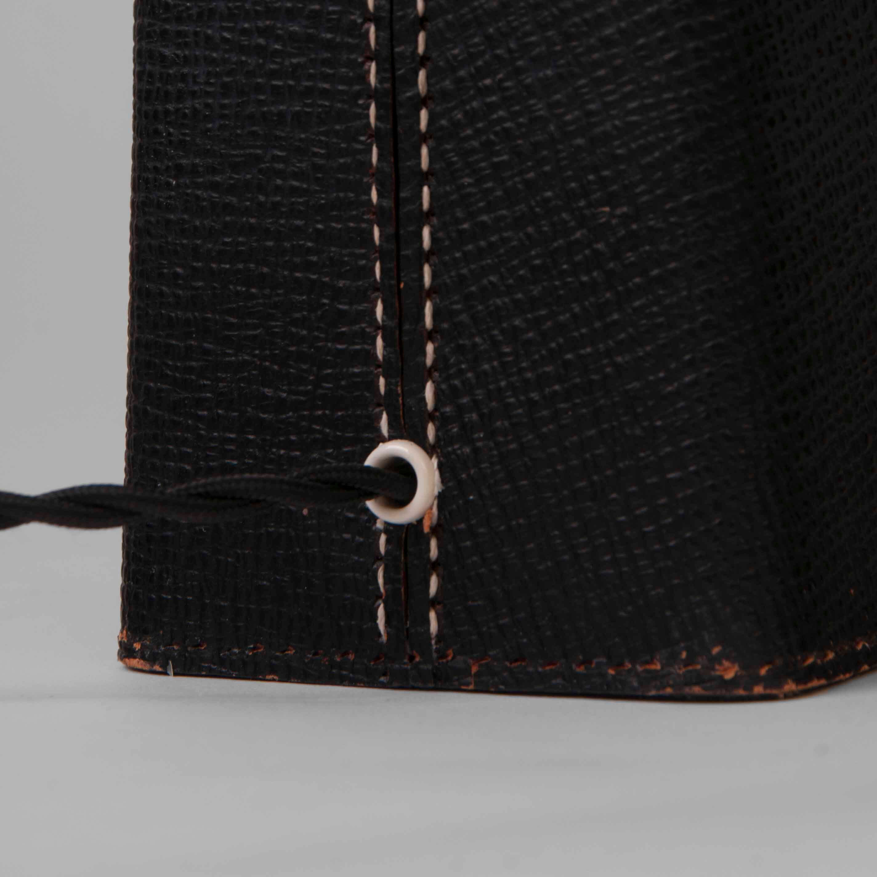 Obelisk shaped table lamp