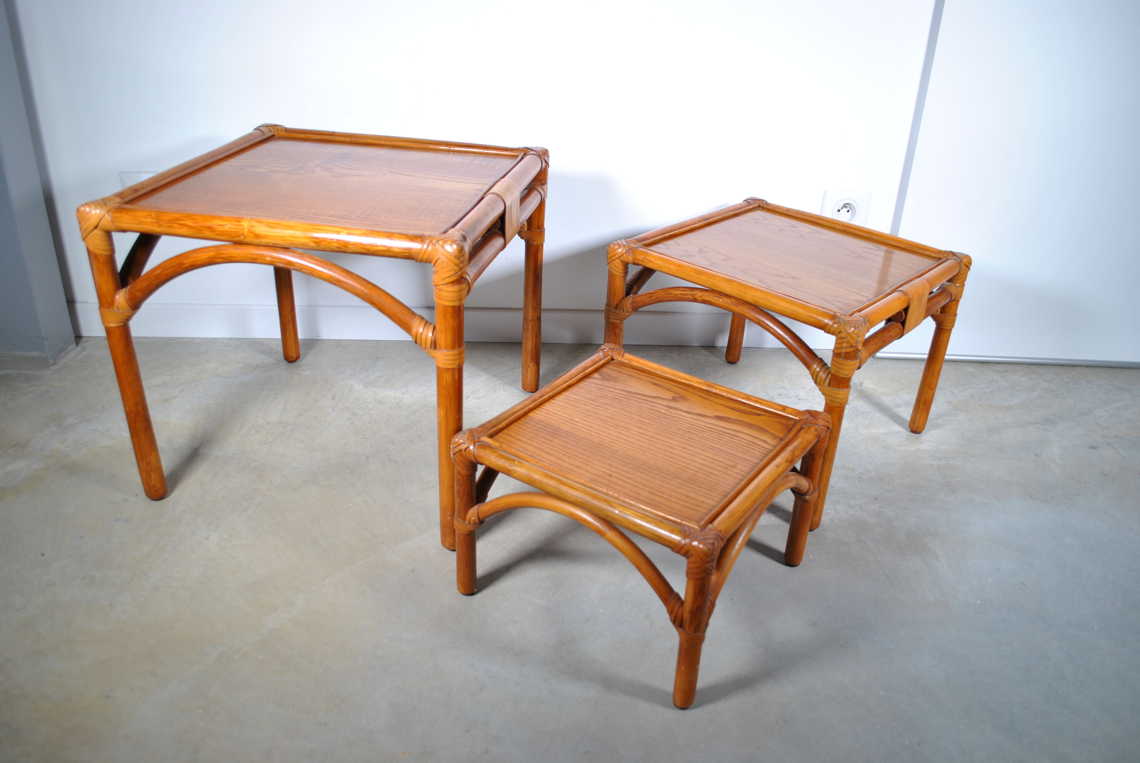 Rattan trundle table 1980