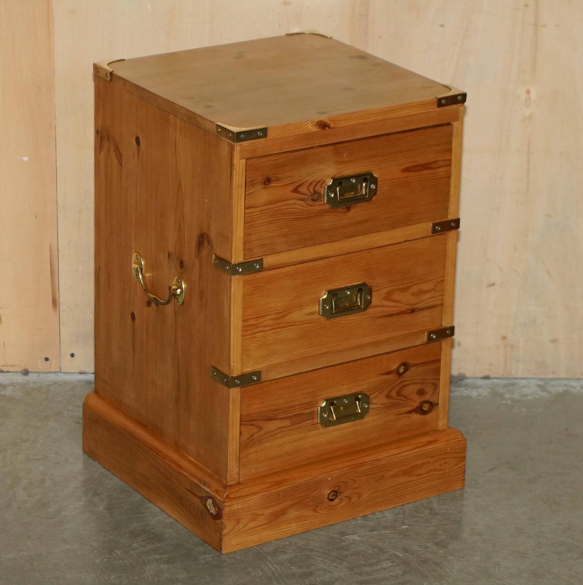 Commodes de campagne & tables de chevet