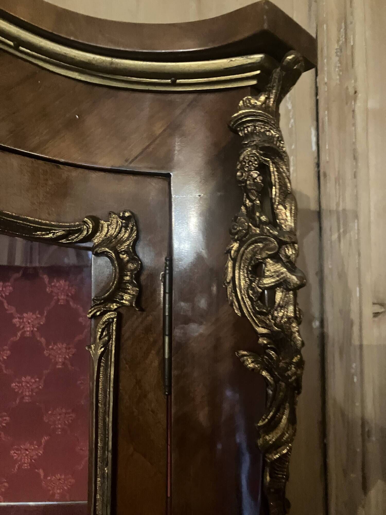 Display cabinet in Louis XV style from the late 19th century in painted wood.