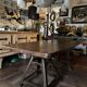 Grande table avec pieds indus