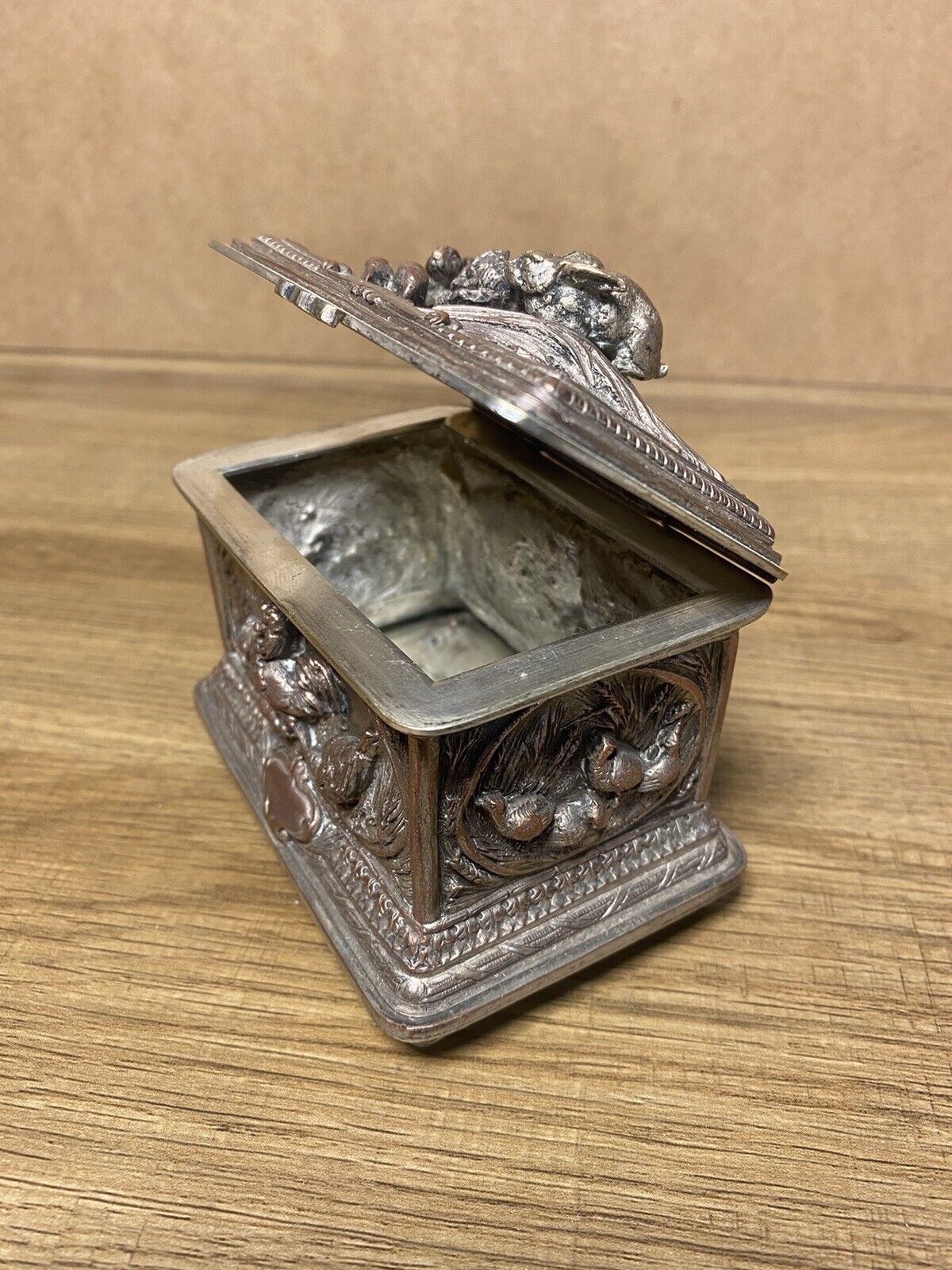Old signature silver bronze box box, decor hunting scenes