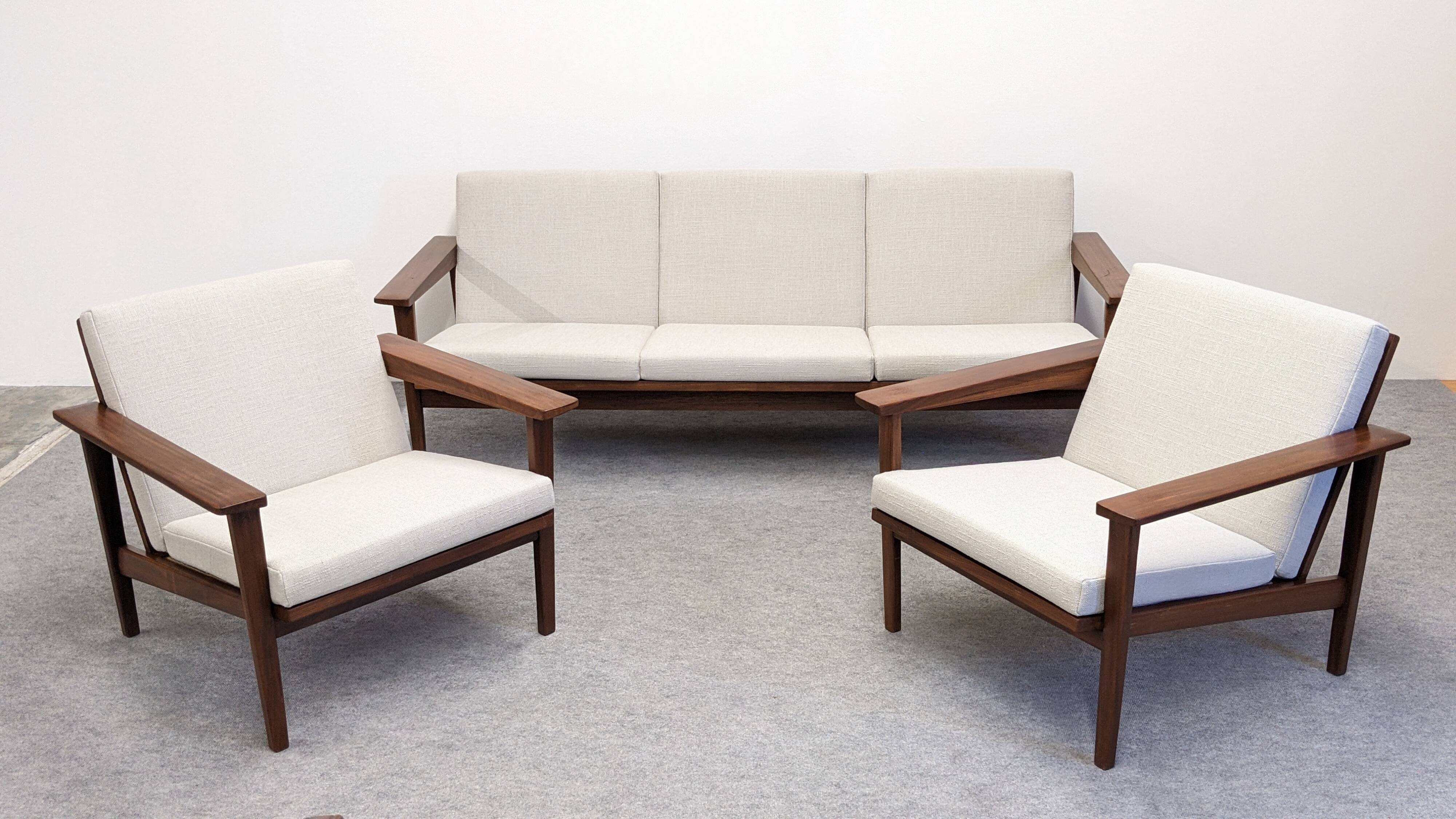 Salon, canapé et fauteuils, de style scandinave en teck, France vers 1950
