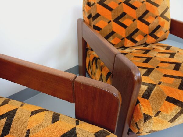 Paire de fauteuils traîneau vintage en noyer et tissu velours des années 70