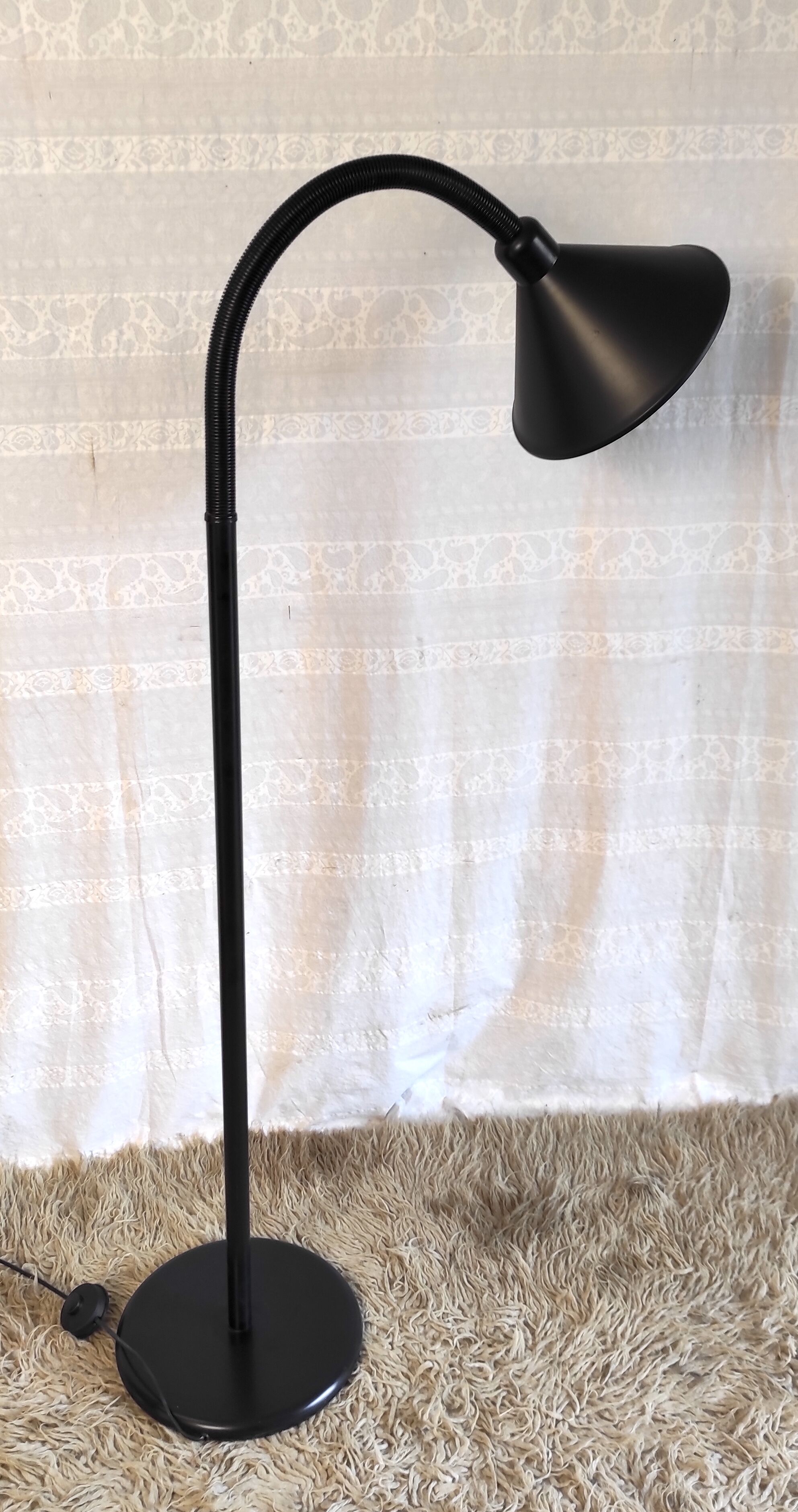 Articulated black metal floor lamp/e-reader – 70s/80s