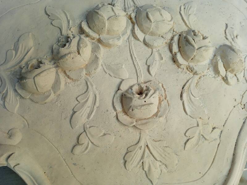 Louis XVI pediment with plaster low relief roses