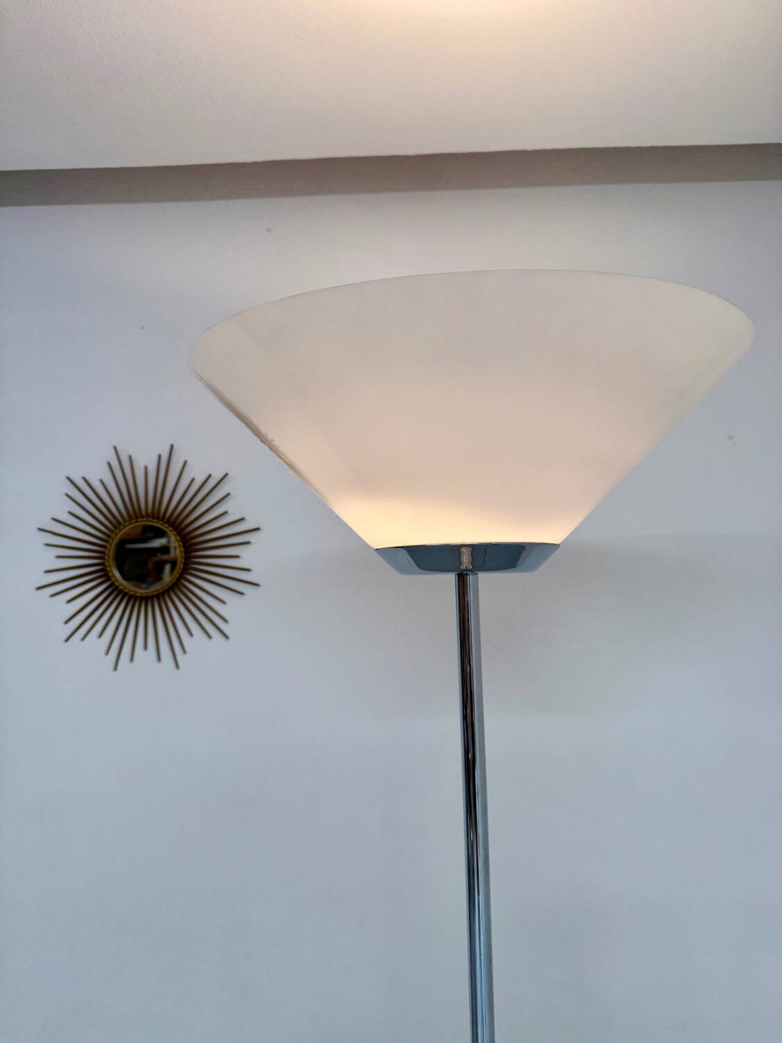 Floor lamp in white metal and plastic, Swisslamps SLZ design, vintage 80s