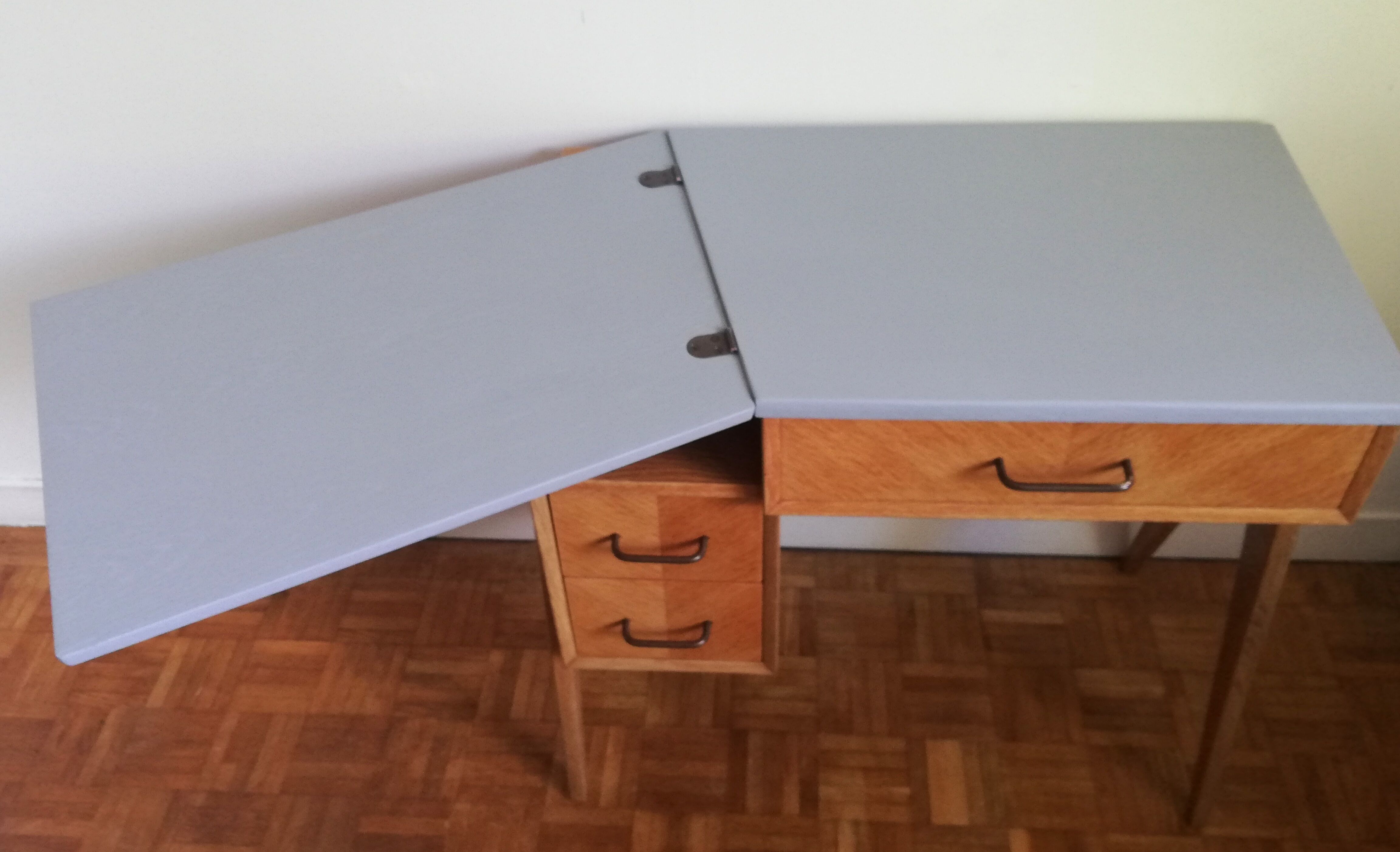 Extendable desk compass feet