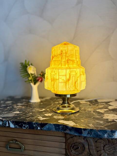 Impressive Art Deco lamp in marbled yellow opaline.