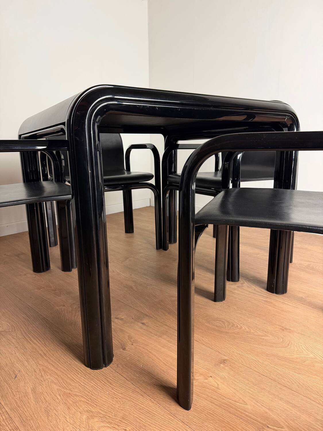 Knoll Orsay set – table & 4 chairs – black lacquered steel & faux leather