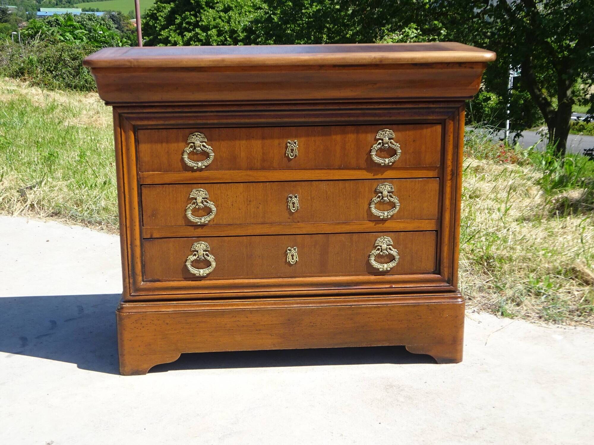 4-drawer chest of drawers, gold ribbon and peacock handles