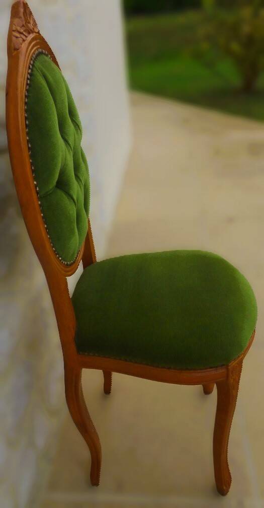 Chaise médaillon ancienne chic de style avec tissus velours vert et clous