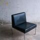 Ensemble de 2 fauteuils lounge minimalistes en cuir noir avec structure en métal brossé