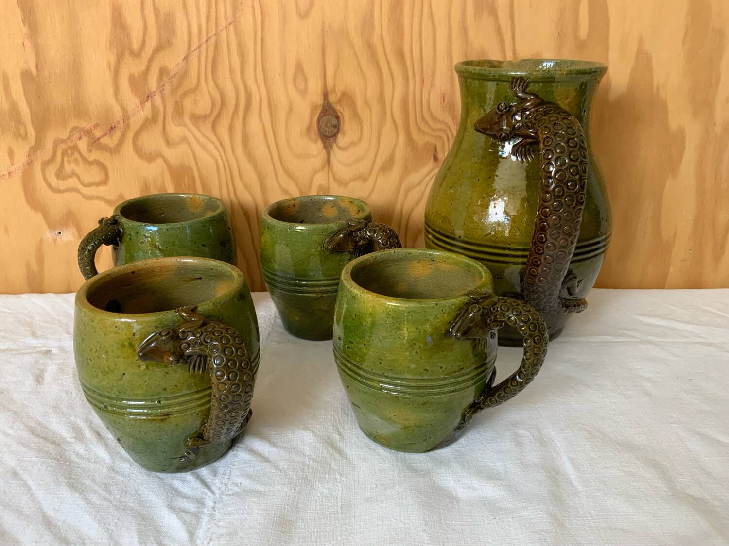 Pot à eau et tasses artisanales