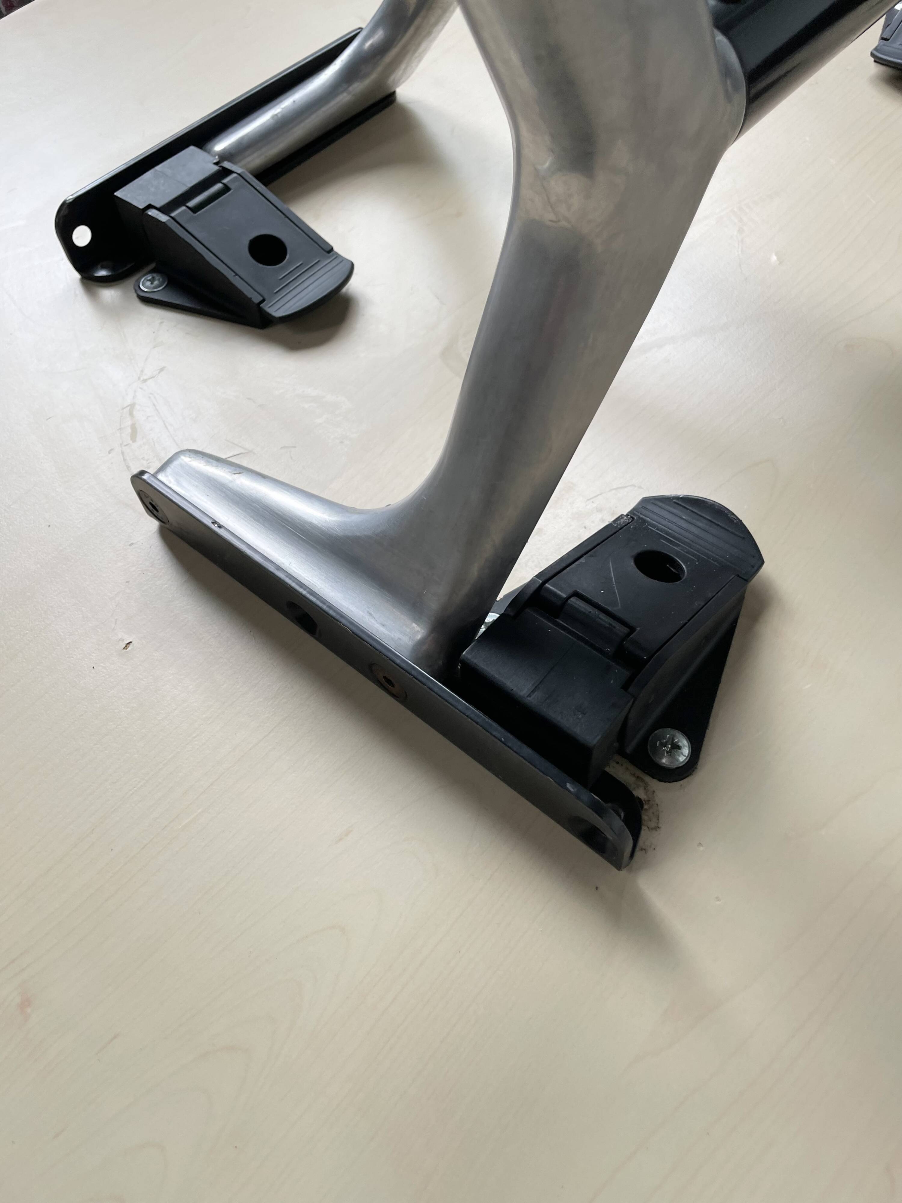 Tecno Nomos Round Table Brushed Metal