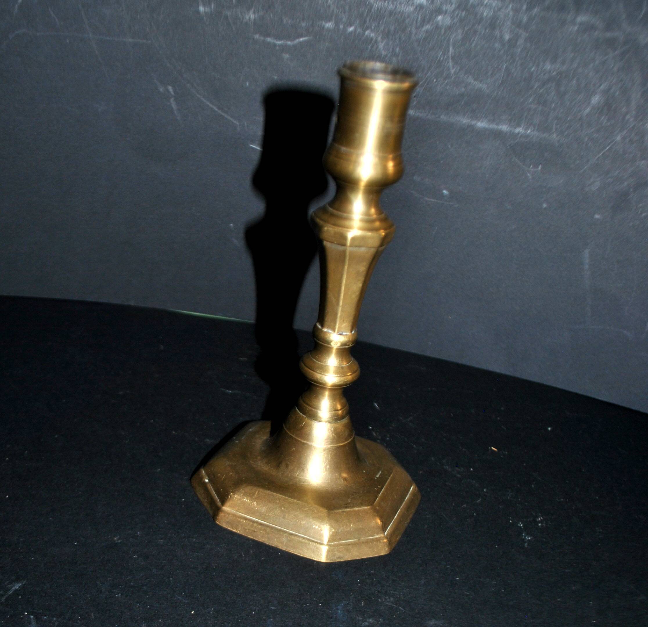 Antique octagonal candlestick in Regency bronze from the 19th century.