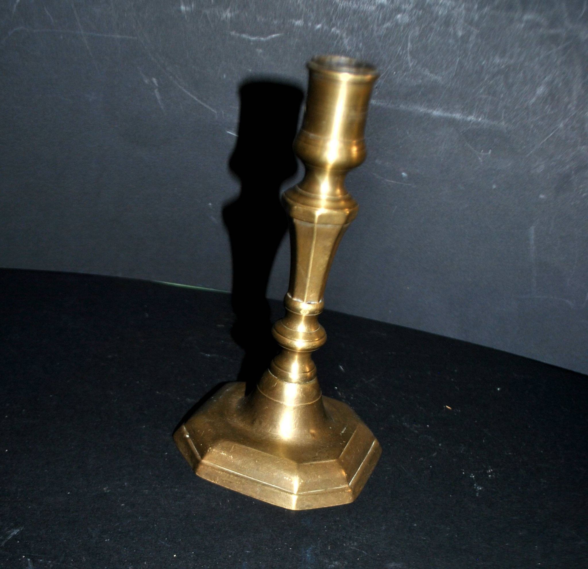 Antique octagonal candlestick in Regency bronze from the 19th century.