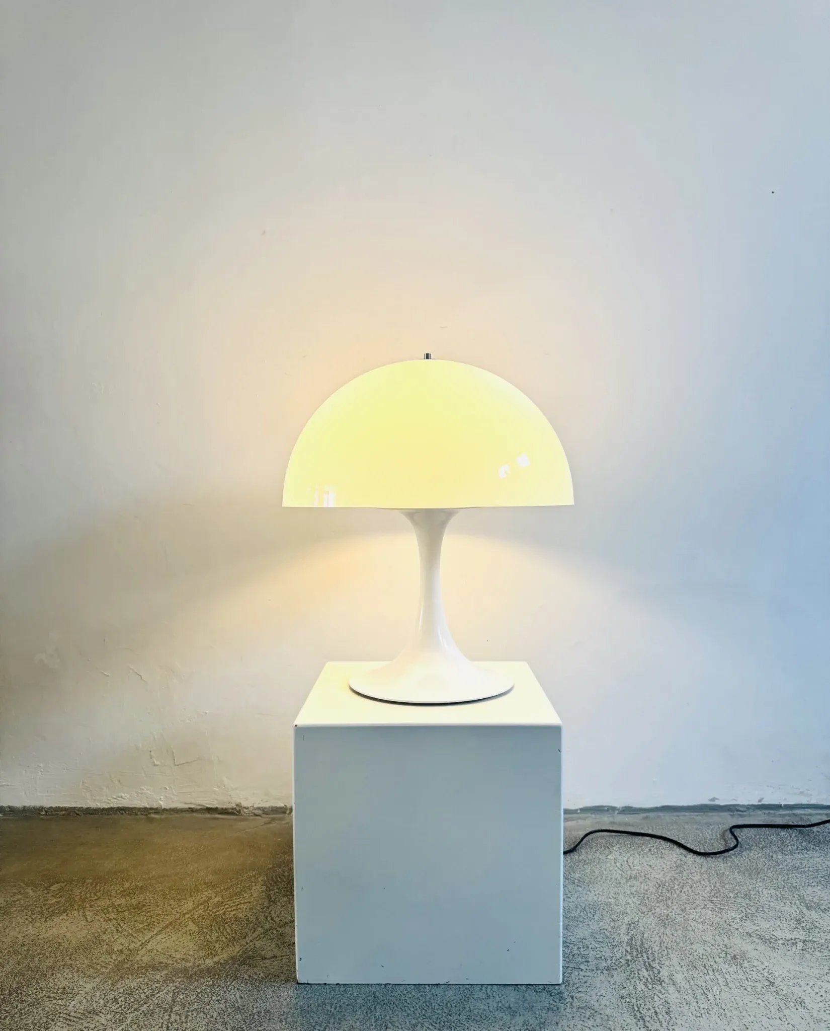 Lampe de table D-2128 par Raak Amsterdam, Pays-Bas, années 1970.