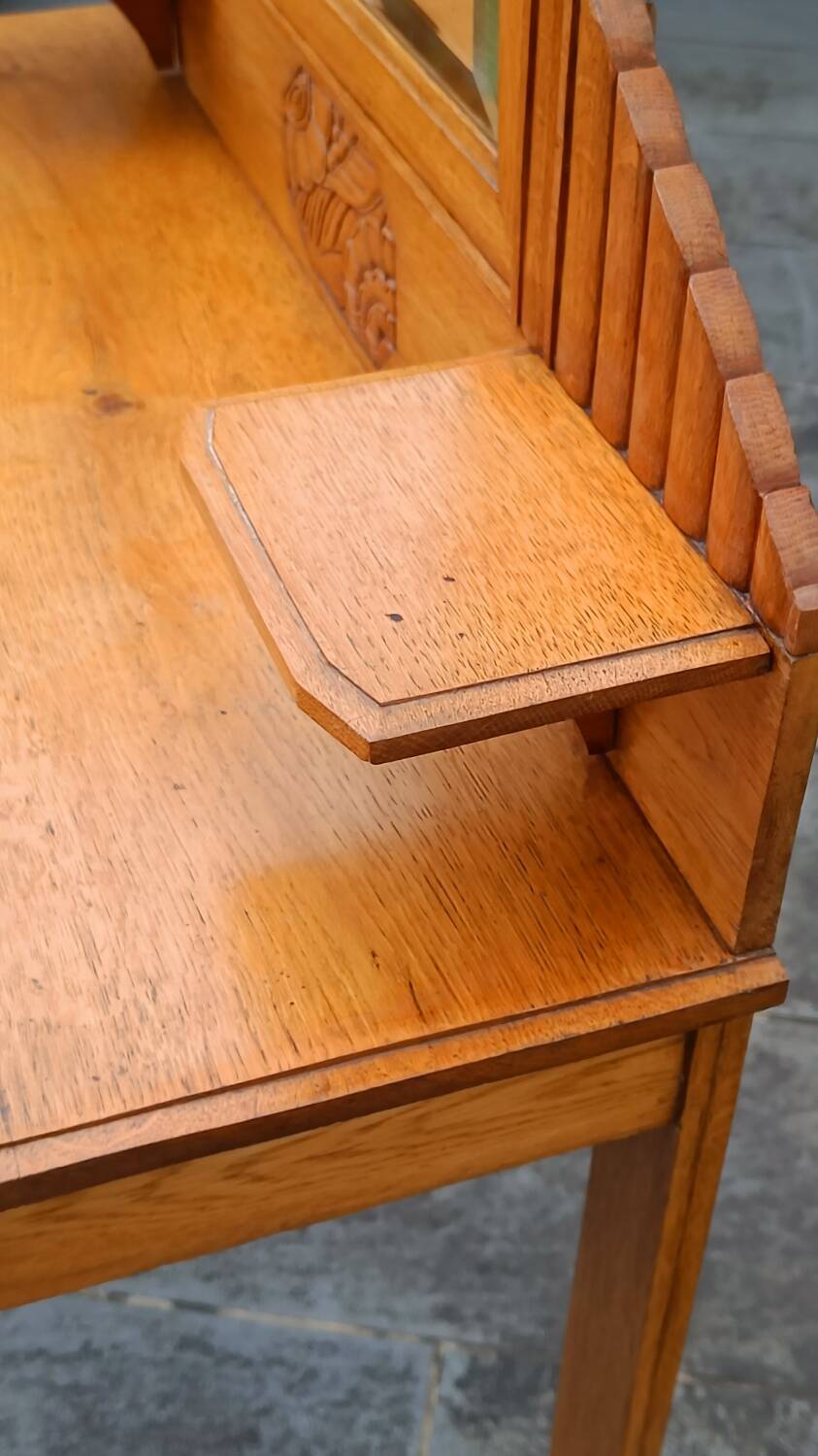 Art Deco hairdresser with bevelled mirror