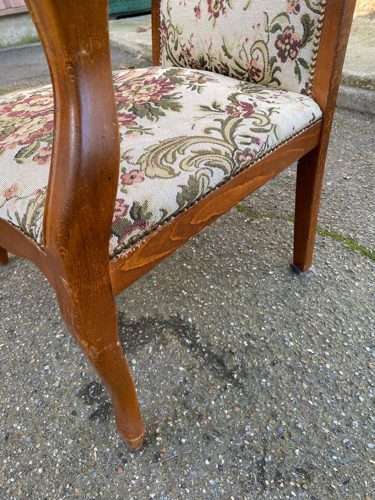 Louis XV Voltaire armchair in solid wood and floral fabric.