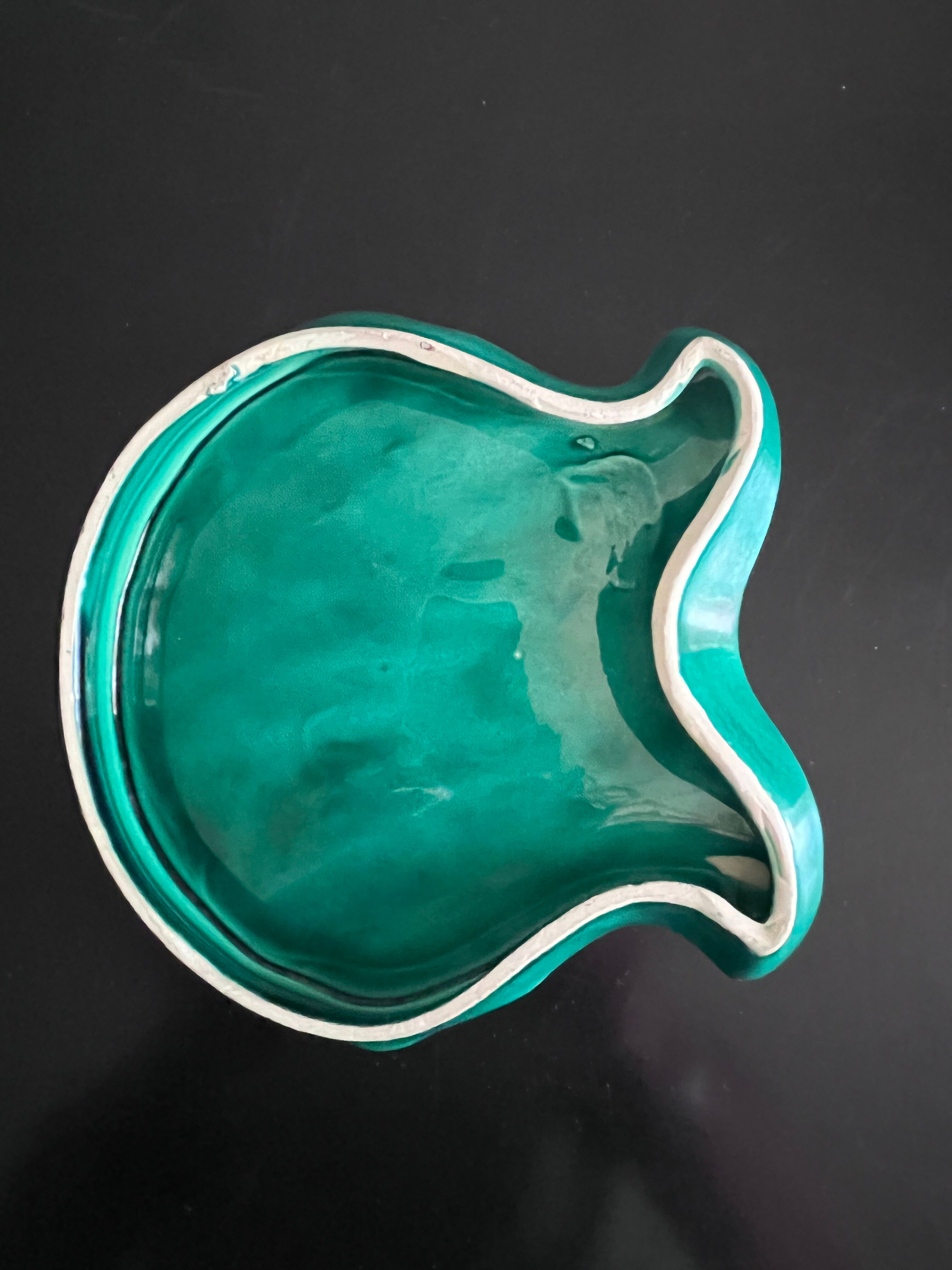 Empty shell-shaped pocket