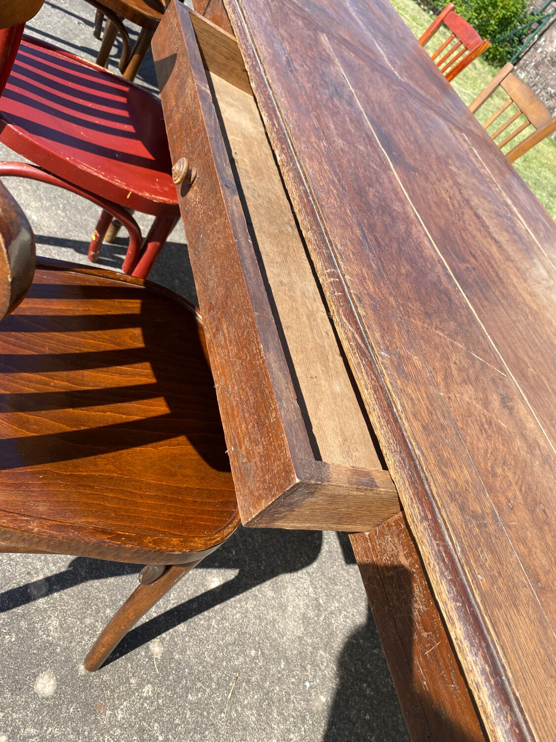 Draper table and its 10 chairs