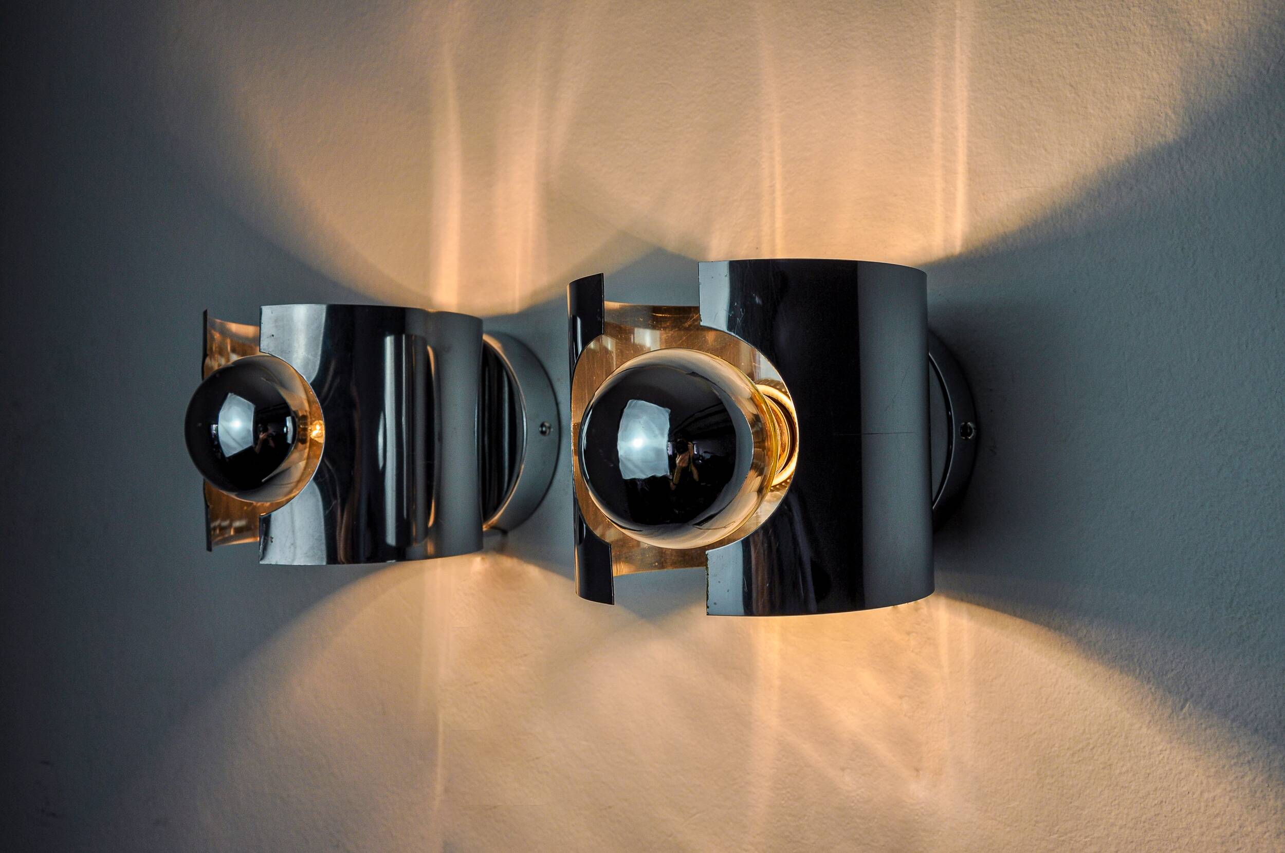Pair of tubular space age wall lights, chromed metal, Italy, 1970