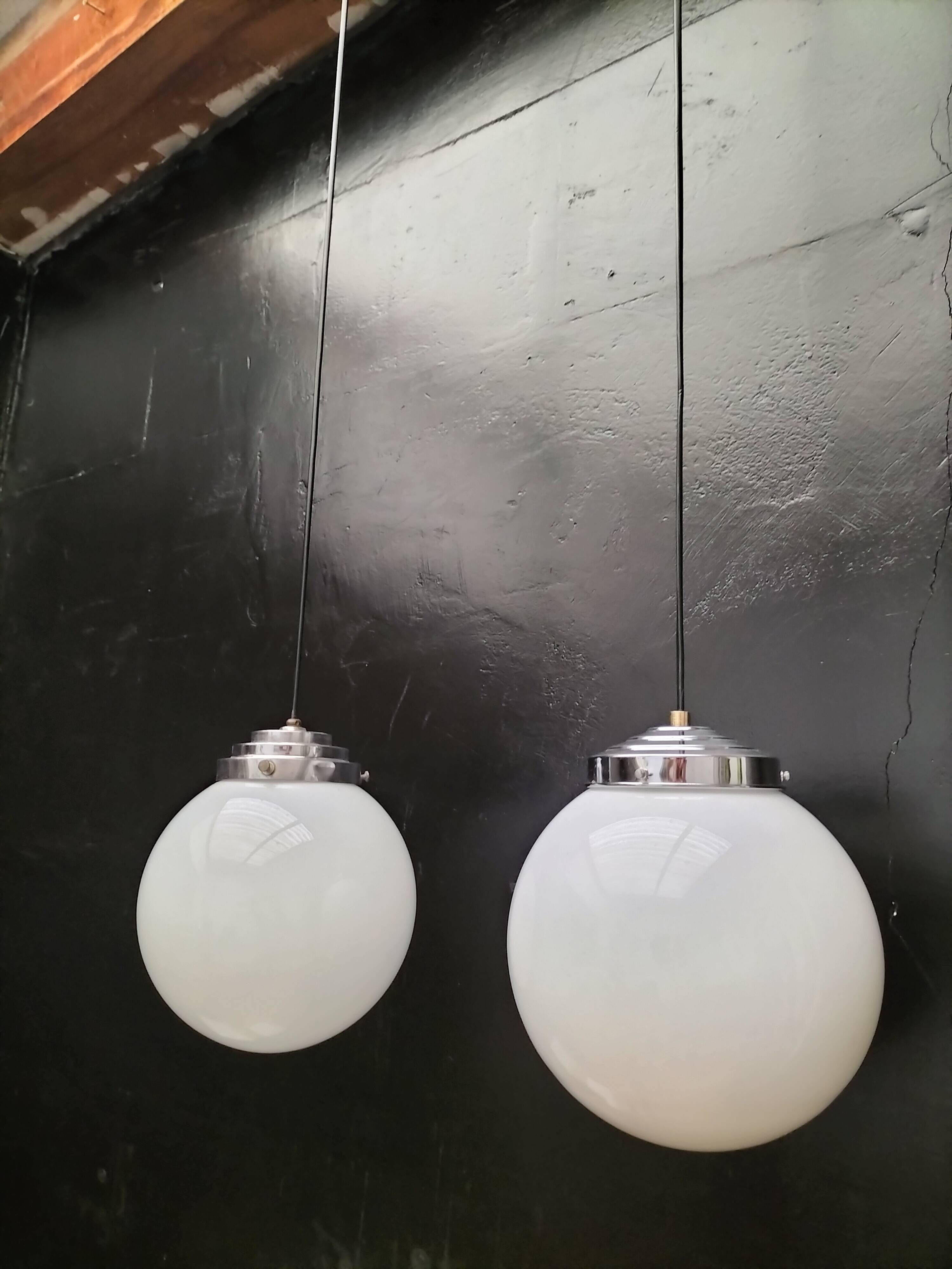 2 suspensions boules opalines