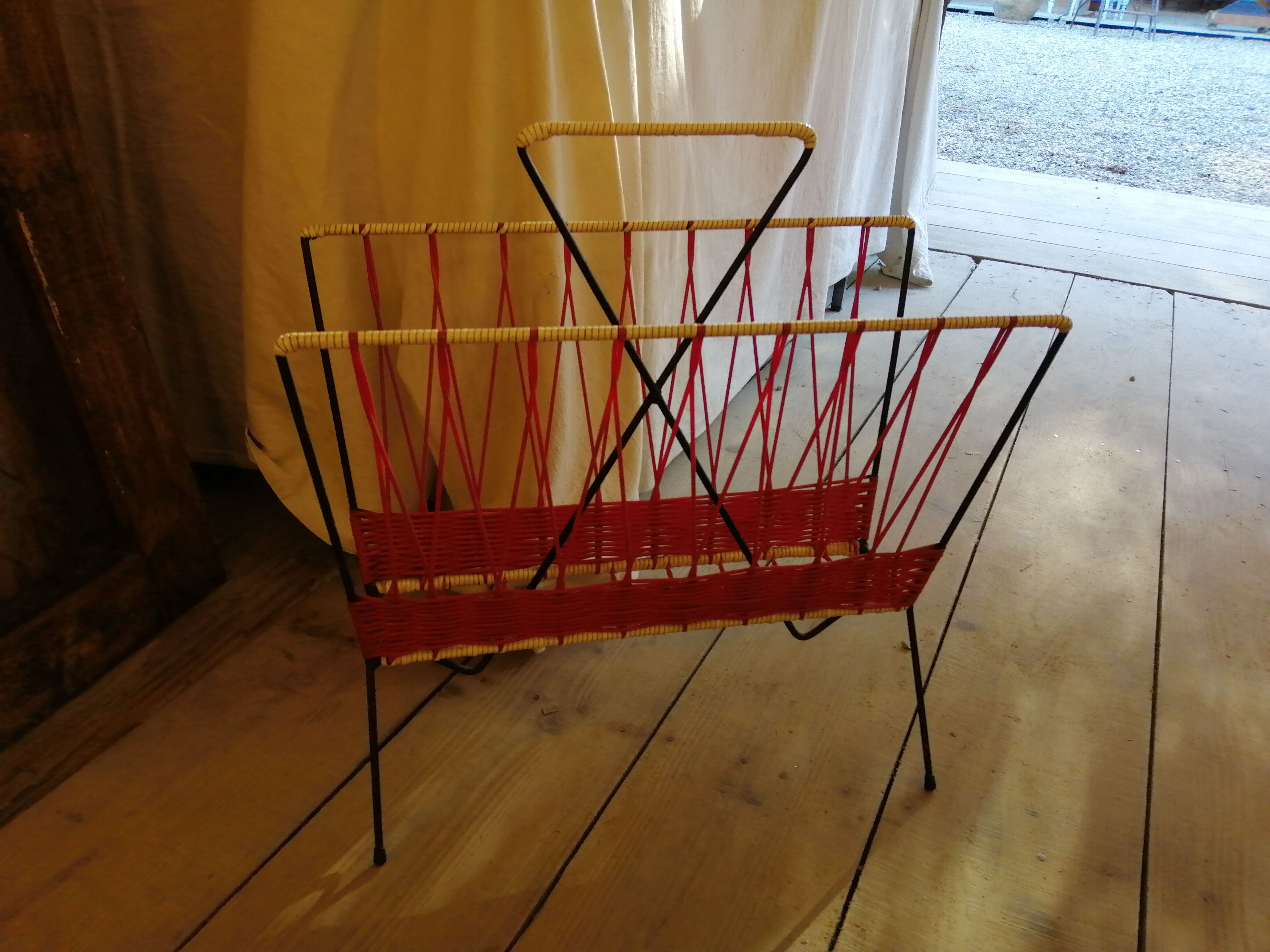 Scoubidou magazine holder