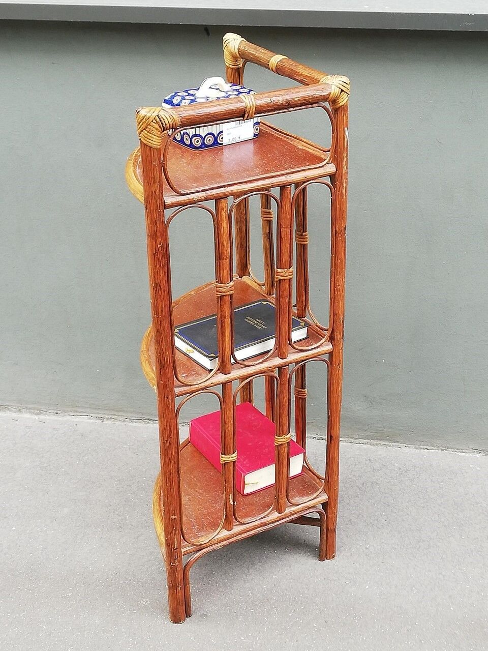 Etagère d'angle en bambou et rotin