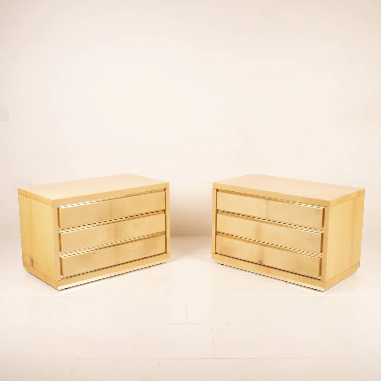 Paire de tables de nuit vintage en parchemin par Aldo Tura, années 1960.