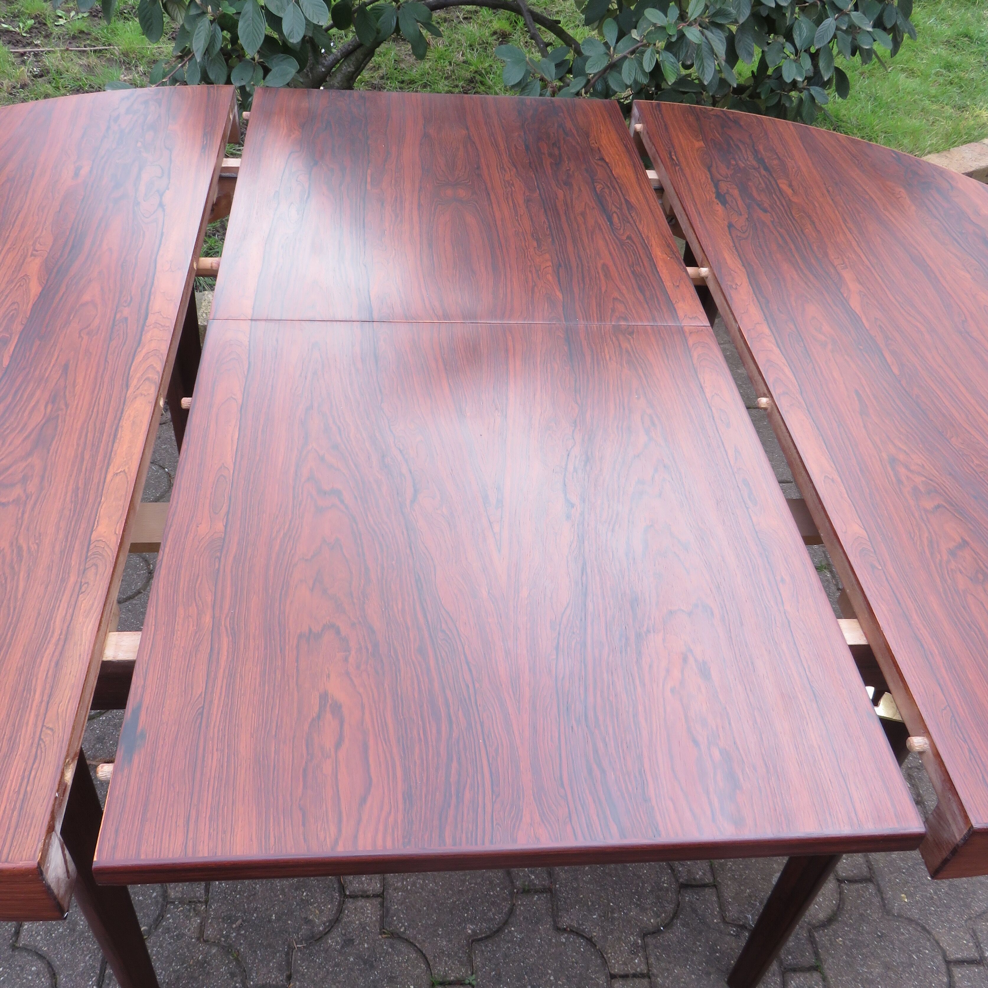 Round table with integrated extensions, rosewood. 1970