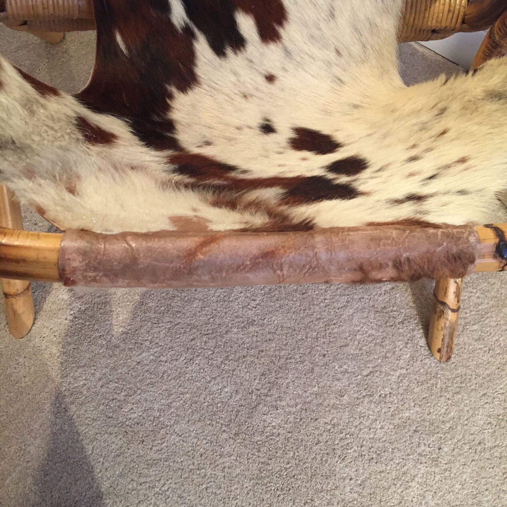 Paire de fauteuils bambou et peau