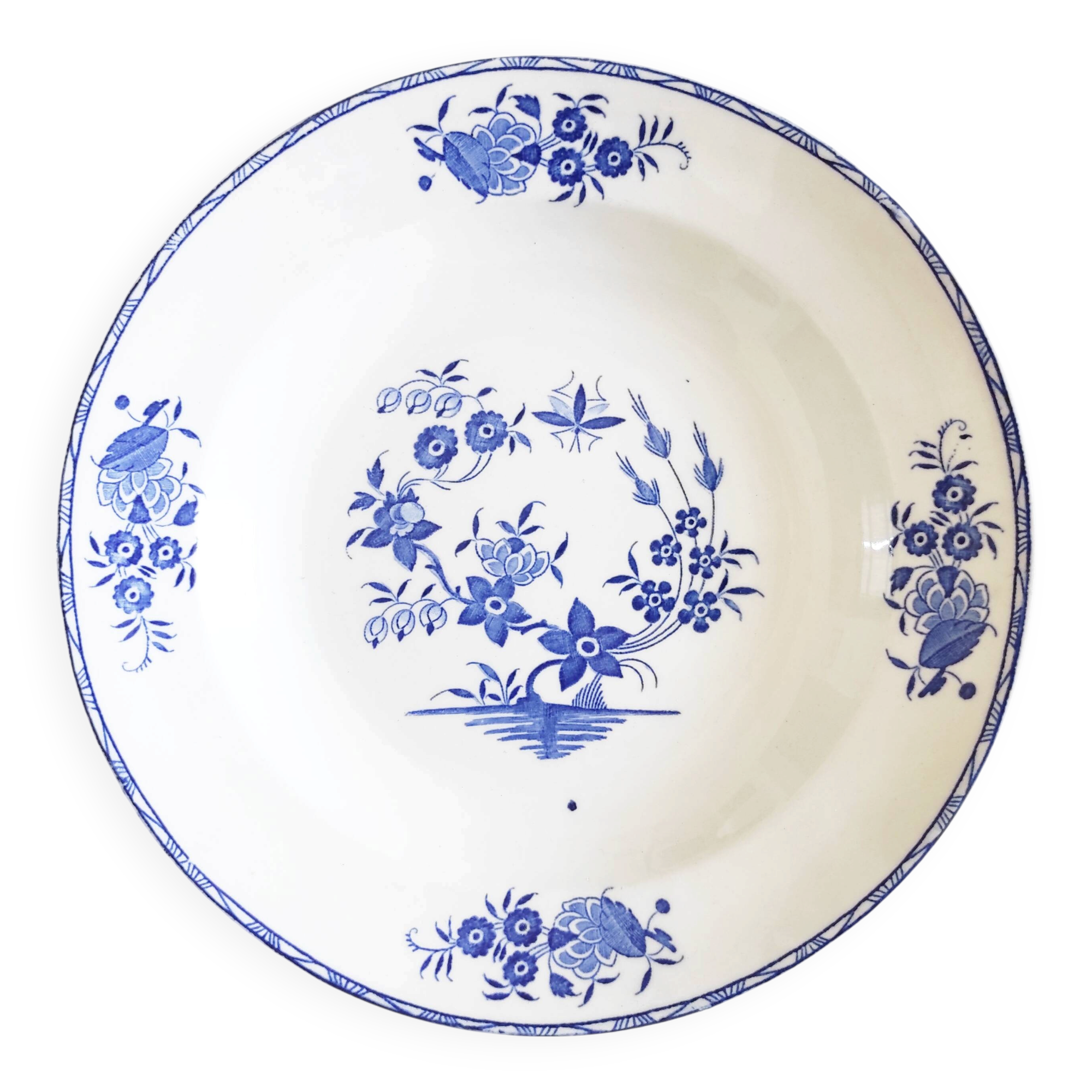 Boch Frères assiette creuse décor grand bouquet