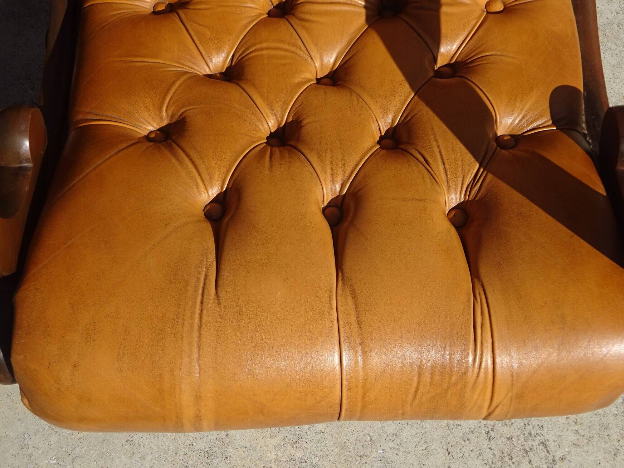 Fauteuils en bois et cuir capitonné, les 2