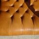 Fauteuils en bois et cuir capitonné, les 2