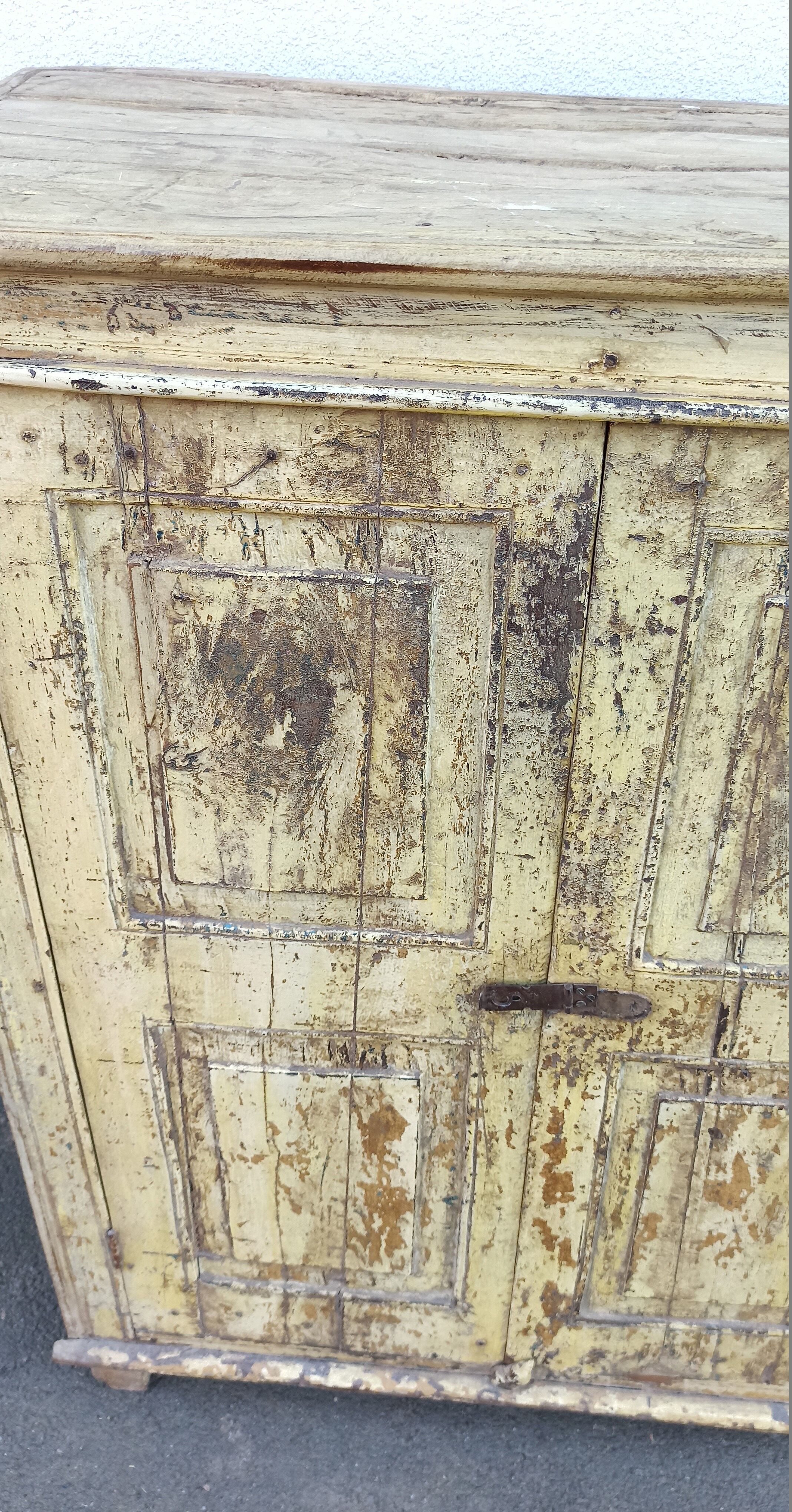 Armoire ancienne et profonde en bois