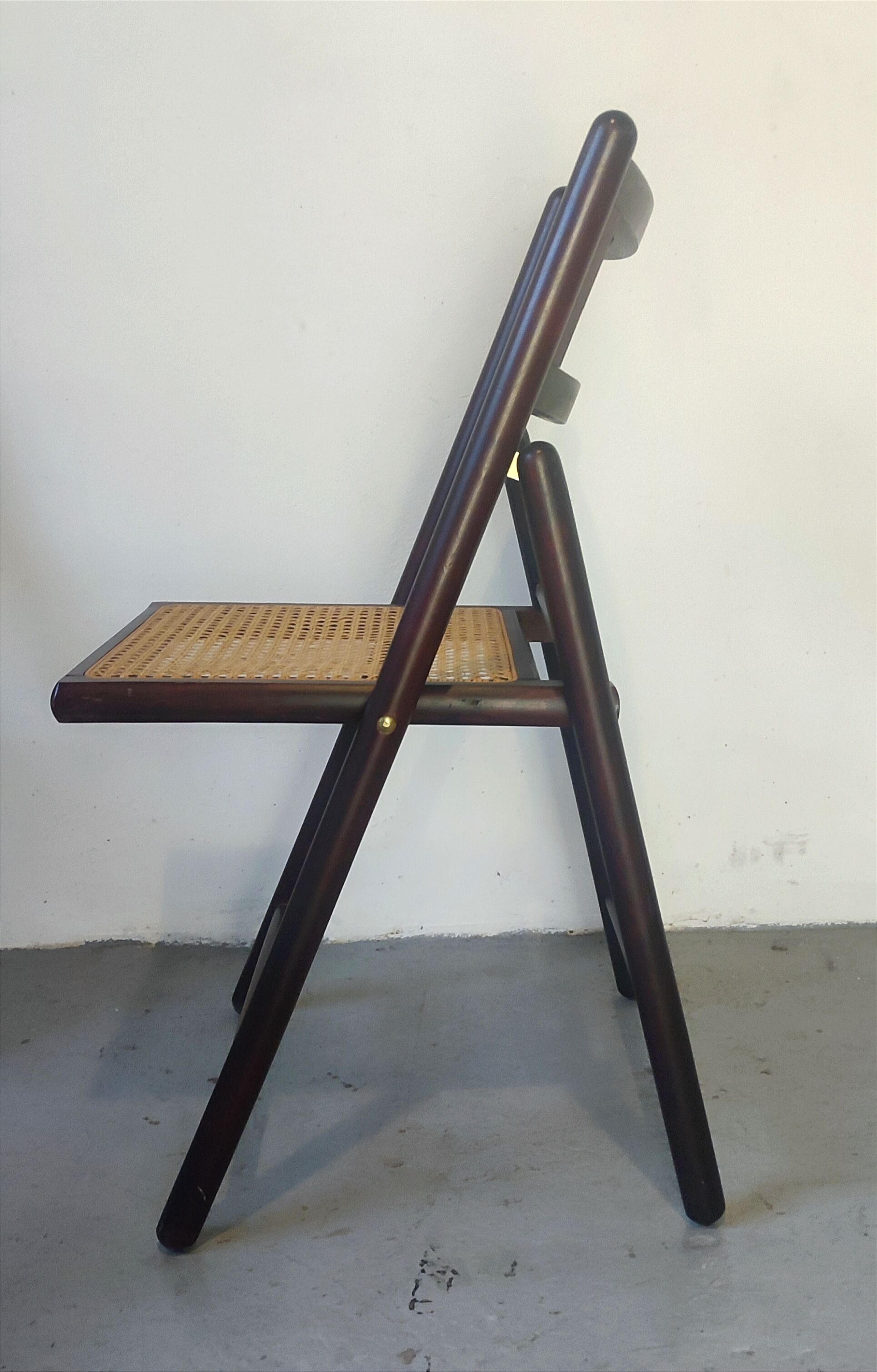 Canned folding chairs