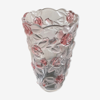 Vase avec des roses en verre moulé