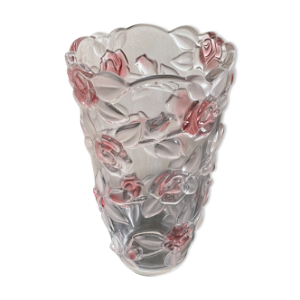 Vase avec des roses en verre moulé