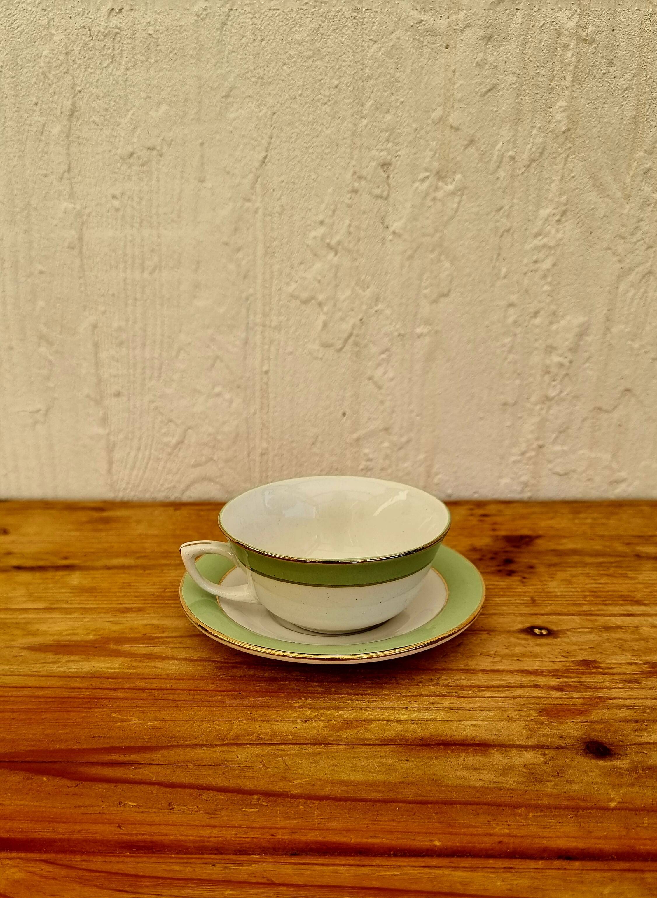Set of 3 pastel mugs with vintage bowl
