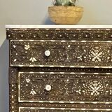 Coffre de mariage syrien avec incrustations de nacre et plateau en marbre, milieu du siècle